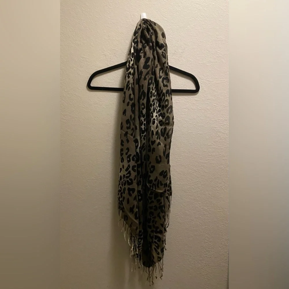Leopard two-tone fringe scarf